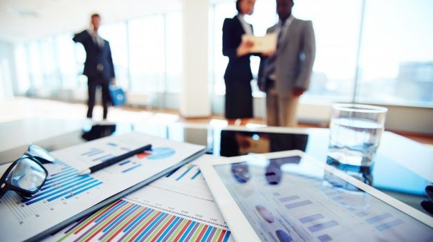close-up-do-relatorio-financeiro-com-fundo-empresarios_1098-4069-626x350